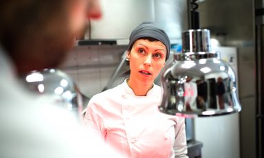 Marta Scalabrini, chef e patron di Marta in cucina, in un ritratto di Niccolò Cozzi. La Scalabrini, protagonista nell'ultima edizione di MAD5 a fine agosto a Copenhagen, ha aperto il suo ristorante nel maggio 2014 a Reggio Emilia. Fino a 27 anni ha fatto tutt'altro nella vita. Al congresso organizzato da René Redzepi ha tenuto un incontro che ha avuto per tema il futuro del lavoro tra fuochi, forni e fornelli: La cucina del futuro deve essere militarizzata o c'è spazio per la cooperazione tra i singoli cuochi?
