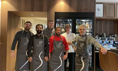 Martin Kohl, 57 anni, con la sua giovane brigata: da sinistra il sous chef Gianfranco Casillo, Hurbert Janjua, Marco De Paola. Alle spalle dello chef, Manuel Aster e Matteo Rizzi. Manca nella foto, ma c'è anche Andreas Stedile 
