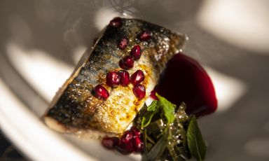 Sgombro affumicato, melograno, foglie di capperi e menta è il Piatto dell'estate 2022 della chef Martina Caruso del ristorante Signum, a Salina in provincia di Messina
