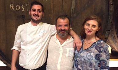 Foto ricordo al Malcandrino di Monteroni poco fuori Lecce, venerdì 19 agosto a cena. Da sinistra verso destra: lo chef Alfredo De Luca e i coniugi Marsano, Daniele e Gabriella, titolari del Pastificio Del Duca a Parabita, sempre in provincia di Lecce, da loro stessi fondato
