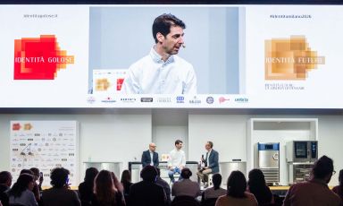 Massimiliano Alajmo sul palco di Identit&agrave; Milano 2026. Lo chef ha tenuto una lezione di enorme valore culturale, insieme al professor Massimiliano Zampini. Tutte le foto sono di Brambilla-Serrani

