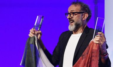 Foto ricordo per Massimo Bottura la sera di lunedì 13 giugno a New York quando trionfò nell'edizione 2016 dei World's 50 Best Restaurants, primo italiano in assoluto. Lo scatto è dell'agenzia AFP
