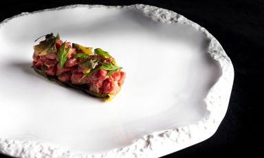 Battuta di Chianina, kimchi di cicorino, lardo di Grigio del Casentino e geum urbanum: il piatto della rinascita di Filippo Baroni
