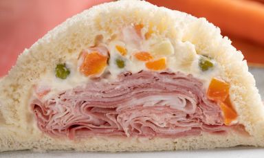Matrioska con cotto, insalata russa e maionese. Uno sfizioso alternarsi tra la cremosità dell'insalata russa, e tutta la fresca sapidità del prosciutto cotto
