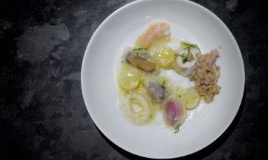 Insalata tiepida di mare in raviolo, uno dei (tanti) assaggi straordinari al Del Cambio di Torino. Lo chef Matteo Baronetto e il suo pastry Maicol Vitellozzi saranno tra i protagonisti anche a Identità Milano 2021, saliranno sul palco domenica 26 settembre alle 10,30, sala Blu1, sezione "Il futuro è oggi"

QUI IL PROGRAMMA COMPLETO DI IDENTITÀ MILANO 2021

PER ISCRIVERSI, CLICCA QUI E SEGUI LE ISTRUZIONI
