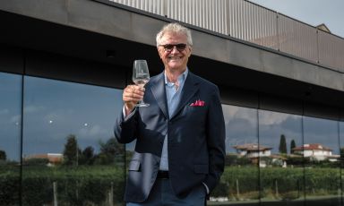 Mattia Vezzola all'esterno della sua Costaripa a Moniga del Garda
