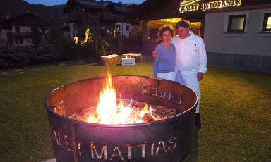Una foto che vede felici i coniugi Peri, Mattias e Manuela, titolari dello Chalet Mattias a Livigno, struttura che ricevette per la prima volta la stella Michelin nel 2009 e che l'ha conservata anche nell'edizione 2016 presentata il 10 dicembre a Milano. La cosa ha del clamororo: Mattias è morto per un male fulminante lo scorso 7 agosto, a guida ancora aperta in redazione
