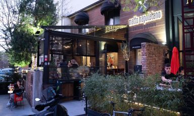L'esterno della pizzeria Matto Napoletano, in un angolo tranquillo nel centro di Skopje, capitale della Macedonia del Nord. Aperta nel 2021, l'anno seguente era già entrata in classifica delle 50 Top Pizzerie d'Europa
