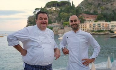 Da sinistra, Gennaro Esposito, chef stellato della Torre del Saracino a Vico Equense (Napoli), con Riccardo Fazio, executive chef del Mazzarò Sea Palace, 5 stelle lusso, a Taormina (Messina)
