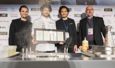 Valerio, Maicol ed Emanuele Izzo con Carlo Passera al termine della loro elezione sul palco di Identità Milano 2022. Foto Brambilla-Serrani
