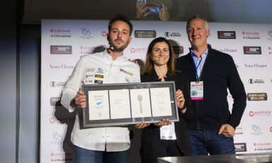 Valerio Serino e Lucia De Luca del ristorante Tèrra di Copenaghen assieme al moderatore Gabriele Zanatta sul palco della sala Blu 1 per la sezione Il Futuro è loro. (Tutte le foto sono di Brambilla/Serrani)
