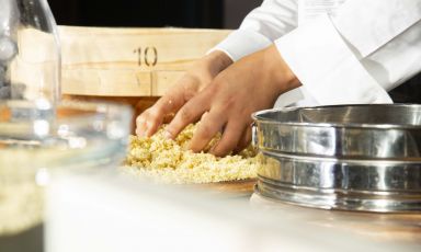 Le mani di Zouhaira Mahmoudi mentre prepara il cous-cous, sul palco di Identità di Pasta assieme alla sua mentore Jessica Rosval. Tutte le foto sono a cura di Brambilla/Serrani
