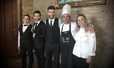 Il team del Me Restaurant di Pizzo Calabro. Da destra Eleonora Marcello e Giuseppe Romano, ossia la coppia (nella vita e nella professione) alla guida della struttura, poi Alfredo Massaria, Nicola Artusa, Maria Concetta Crispino
