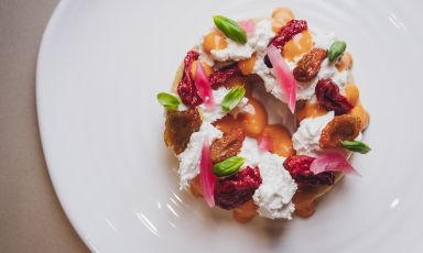 Splendono i colori della primavera nelle fotografie di OnStageStudio, per Identità Golose Milano. Qui una delle novità 100 vegetali: Frisella di sfoglia con farine “origine con gemma di grano”, ricotta di mandorla, pomodori datterino confit, cipolla rossa in agrodolce, basilico
