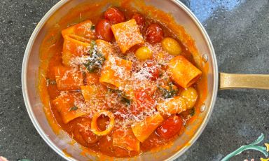 Mezzi paccheri ai tre pomodori di Ciro Flagella, limone, ricotta salata, una proposta di Daniele Lippi nella sua "fine trattoria" Donkey's di&nbsp;Palazzo Dama, a Roma
