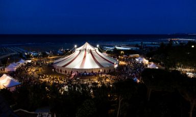 Il tendone ispirato al circo di Otto e 1/2 di Federico Fellini, che tornerà tra poco a essere sede di Al Mèni, con 24 cuochi all'opera dall'Emilia Romagna e dal mondo
