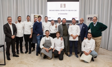 Foto finale con giudici e concorrenti al Premio Birra Moretti Grand Cru, ottava edizione. La semifinale si è tenuta ieri, la finalissima a fine marzo a Milano al congresso Identità Milano
