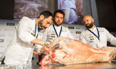 Pierluigi Fais, with two members of his brigade, gave a practical demonstration of how to fully use sheep's meat (All photos from Brambilla/Serrani)
