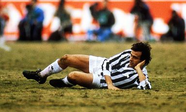 Una celeberrima immagine di Michel Platini, sdraiato a terra con sguardo ironico rivolto all’arbitro. Era l’8 dicembre 1985, Juventus – Argentinos Juniors, finale Intercontinentale a Tokyo tra i campioni d’Europa e quelli del Sud America: il direttore di gara aveva appena annullato una rete al bianconero che poi segnerà il rigore decisivo dopo che anche i tempi supplementari si erano conclusi in parità, 2 a 2. Il fuoriclasse francese annunciò il ritiro nell’estate 1987 e sostituirlo fu un grosso problema per la società torinese che puntò su un giocatore, Marino Magrin, che non si rivelò all’altezza del compito: troppo stress