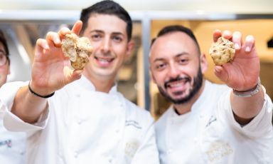 Michelangelo Mammoliti, Alessandro Rinaldi e il tartufo bianco d'Alba, protagonista ancora per tre cene, fino a sabato prossimo, a Identit&agrave; Golose Milano (per info e prenotazioni clicca qui). Le foto sono di Sonia Santagostino-Onstage studio
