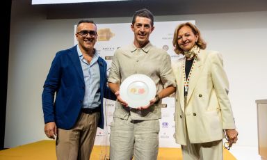 Michelangelo Mammoliti premiato da Antonio Goeldlin, presidente di Goeldlin Spa, e&nbsp;Cinzia Benzi di Identit&agrave; Golose
