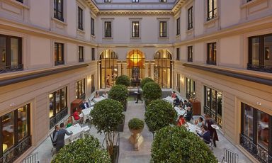 Mandarin Oriental, 5 star luxury hotel with eight years of works before its opening, brought a great chef like Antonio Guida to Milan, assigning him the beautiful restaurant Seta: this is one of the most intriguing novelties to enrich the gourmet scene in town, between the summer and September 
