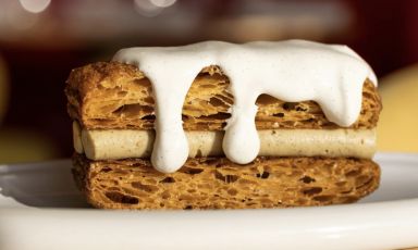 La celebre millefoglie di Maxime Frédéric, alla guida della pasticceria del Cheval Blanc di Parigi: un esempio di "estetica della sottrazione" nella pasticceria contemporanea
