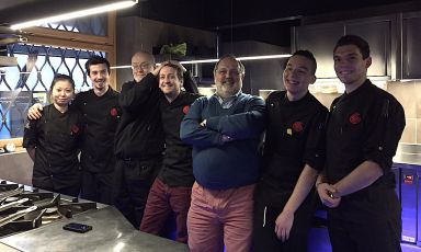 Foto ricordo lunedì 4 gennaio 2016 dopo aver pranzato alla Trattoria Zappatori a Pinerolo in provincia di Torino. Da sinistra verso destra si riconosono la sous-chef Yuki Shimbori, il pasticciere Daniele Marinelli, il fotografo e gastronomo Bob Noto, lo chef, nonché padrone di casa Christian Milone, quindi Paolo Marchi e due giovani cuochi, Michele Deliso e Marco Valentini
