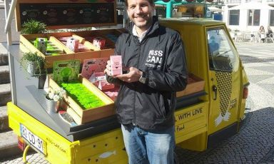 Un Ape-Car pieno di scatolette. Dal packaging moderno e accattivante. E' l'idea imprenditoriale che guida il lavoro di Miss Can, inizativa itinerante che rinnova una classica tradizione lusitana. Ma non è l'unica: con Gualtiero Spotti, in due puntate, ne scopriremo diverse