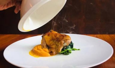 Cosciotto d'anatra affumicato con zucca e broccoletti: il piatto dell'inverno di Thomas Moi
