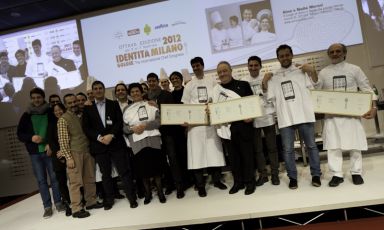 I festeggiamenti dei 50 anni del Luogo di Aimo e Nadia a Identità Milano 2012: Massimiliano Alajmo e Corrado Assenza hanno omaggiato Aimo e Nadia Moroni con una loro personale versione dello Spaghetto al cipollotto e peperoncino, il piatto storico riproposto sul palco da Alessandro Negrini e Fabio Pisani, chef in cucina al Luogo