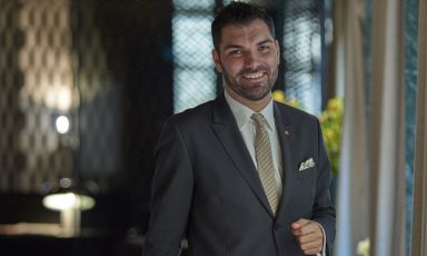 Alberto Tasinato, nato a Ivrea nel 1985, oggi è restaurant manager del ristorante Seta del Mandarin Oriental hotel di Milano. Dopo l’alberghiero di Biella, inanella esperienze significative al Trussardi alla Scala con Andrea Berton, al Plateau di Londra, al Pellicano con Antonio Guida, al V Piano al fianco di Matteo Torretta. Cura il pre-opening del ristorante Berton Milano come direttore. A dicembre 2015, l’approdo al Mandarin, ancora con Antonio Guida
