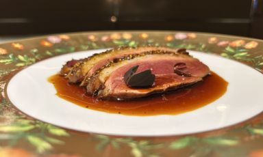 Il petto in crosta di pepi e jus all'olivello spinoso di&nbsp;Anatra e olivello spinoso in tre&nbsp;servizi, piatto meraviglioso che abbiamo assaggiato a Oslo, al ristorante Mon Oncle del giovane&nbsp;chef francese&nbsp;Dimitri Veith
