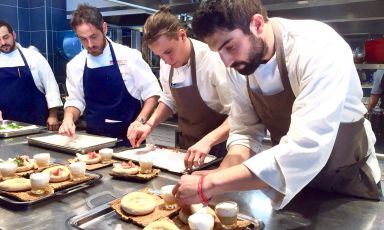 Riccardo Gaspari ieri all'Alice milanese mentre impiattava il suo Pizza Moretti, ossia il piatto che gli ha consentito di aggiudicarsi la quinta edizione del Premio Birra Moretti Grand Cru