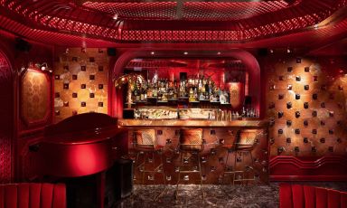 Il bancone del Morgana, celebre cocktail bar di Taormina (Messina). Quest'anno il locale &egrave; dominato dal colore&nbsp;rosso tra forme inedite, dettagli specchiati e superfici laccate che creano un&rsquo;atmosfera cinematografica e hollywoodiana

