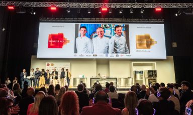 Il ricordo di Aimo Moroni sul palco di Identit&agrave; Milano. Insieme alla moglie Nadia e alla figlia Stefania, anche gli chef Alessandro Negrini e Fabio Pisani, il maitre Nicola Dell'Agnolo e il sommelier Alberto Piras. Foto Brambilla/Serrani

&nbsp;
