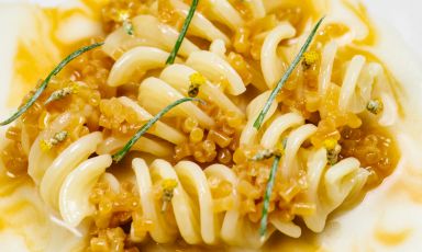 Il Piatto del 2023 di Stefano Zanini, giovane chef del ristorante Mos, a Desenzano del Garda è Fusillo al caciucco di pasta
