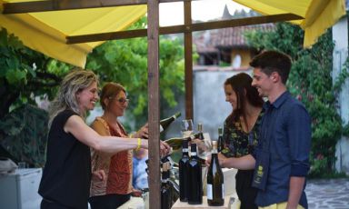 Si tiene domani sera, sabato 7 luglio, nel comune astigiano "Il Canelli e i colori del vino". Per informazioni e prenotazioni, cliccare qui
