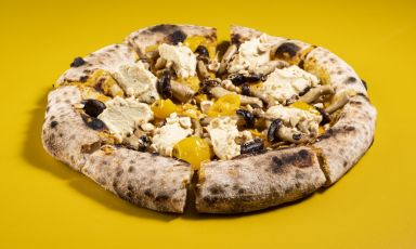 mosso d'inverno: è la pizza vegana pensata da Daniele Falcone per i mesi invernali (ne proporrà una diversa per ogni stagione). Con crema di zucca mantovana cotta al forno, hummus di ceci, funghi spadellati, pomodori gialli semi-dry, nocciole tostate, olio extravergine di oliva, è stato uno degli assaggi più piacevoli della nostra esperienza da mosso
(Tutte le foto sono di Brambilla / Serrani)
