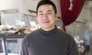 Agiè Hujian Zhou è arrivato in Italia da ragazzino, nel 1996, raggiungendo i genitori che lavorano nel mercato tessile. Dopo essersi laureato in Economia e Commercio, ha scelto di percorrere una strada diversa, quella della ristorazione
