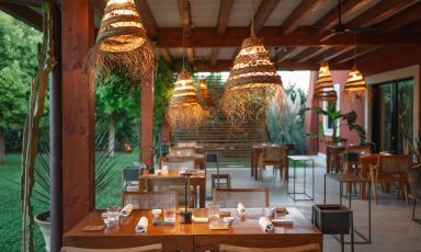 I tavoli esterni del ristorante alla residenza agricola Santa Lucia
