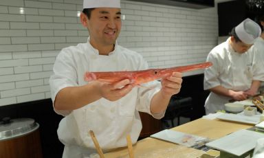 L'aiutante di Nakazawa Dan, sushi master di Sushi Nakazawa, uno dei ristoranti giapponesi più ambiti di New York. Stringe tra le mani un red cornetfish, pesce pregiatissimo che arriva direttamente dal Giappone. Sushi Nakazawa è una new entry della nostra guida di questa settimana, assieme a Confusion Lounge di Verona, Hytra ad Atene e Alyn Williams, insegna contenuta nell'hotel Westbury di Londra  (foto Alberto Cauzzi-Passione Gourmet)
