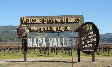 Uno dei due iconici cartelli che accolgono gli enoturisti nella Napa Valley: fu&nbsp;realizzato in legno di sequoia&nbsp;intagliato ed eretto nel 1949

