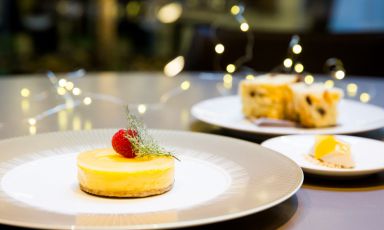 Immagine di fine pasto: un dessert pensato per riassumere e citare alcuni dei dolci più rappresentativi delle feste natalizie su e giù per l'Italia. Sarà l'ultimo piatto della cena del 31 dicembre a Identità Golose Milano, con cui celebrare l'arrivo del 2019 in via Romagnosi 3. Per informazioni e prenotazioni, visitate il sito ufficiale
