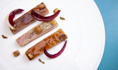 Nervetti, salsa ai ricci di mare e radicchio tardivo all'aceto di riso: è il Piatto del 2022 di Lorenzo Pesci, chef di bistRo Aimo e Nadia, a Milano. Foto a cura di Jose Luis Vasquez

