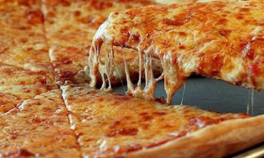 Un perfetto esempio di New York Style Pizza, chiamata anche Dollar Slice (letteralmente: fetta da un dollaro) perché venduta a fette. Se New York è stato l'epicentro da cui si è sviluppata la pizza-mania negli USA, sono ormai moltissime le interpretazioni che vengono fatte del piatto italiano più internazionale che ci sia
