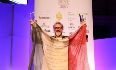 Da Il Libro dell'Anno 2016, edito da Treccani, pubblichiamo il brano firmato Carlo Passera che racconta i 365 giorni che si stanno per concludere dall'ottica che è cara a Identità Golose, ossia quella dell'alta cucina. Ha visto un dominatore, italiano, Massimo Bottura, il cui trionfo però è una notizia positiva per tutto il Paese, perché indica una certa tendenza...
