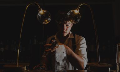 Niccolò Amadori, giovane bar manager dell'Alto Rooftop a Cervia: è stato lui il motore dell’Alto Cocktail Festival 
