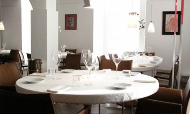 Una foto della sala del ristorante Reale Casadonna, di Niko Romito. L'autore di questo articolo, tra i suoi molti impegni, è anche docente presso la scuola Niko Romito Formazione
