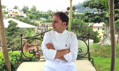 Nino Di Costanzo ritratto nel giardino che è un po' l'anticamera a cielo aperto del suo ristorante a Ischia, il Danì Maison
